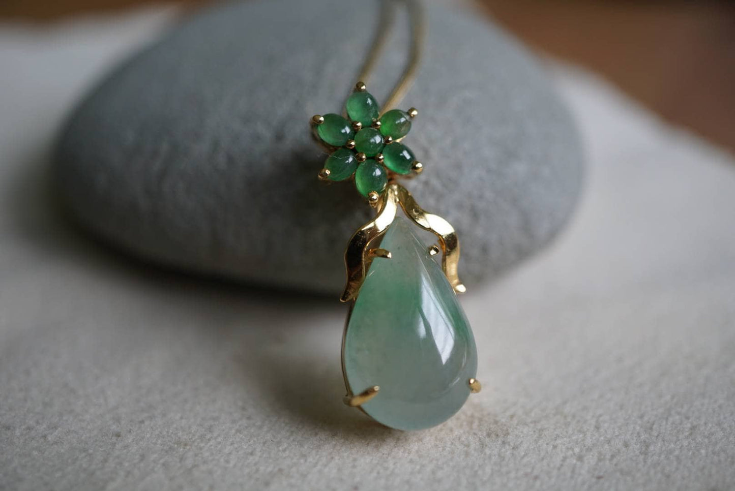 Green Pear Shape Natural Grade-A Burma Jadeite Jade Pendant with 14K Gold