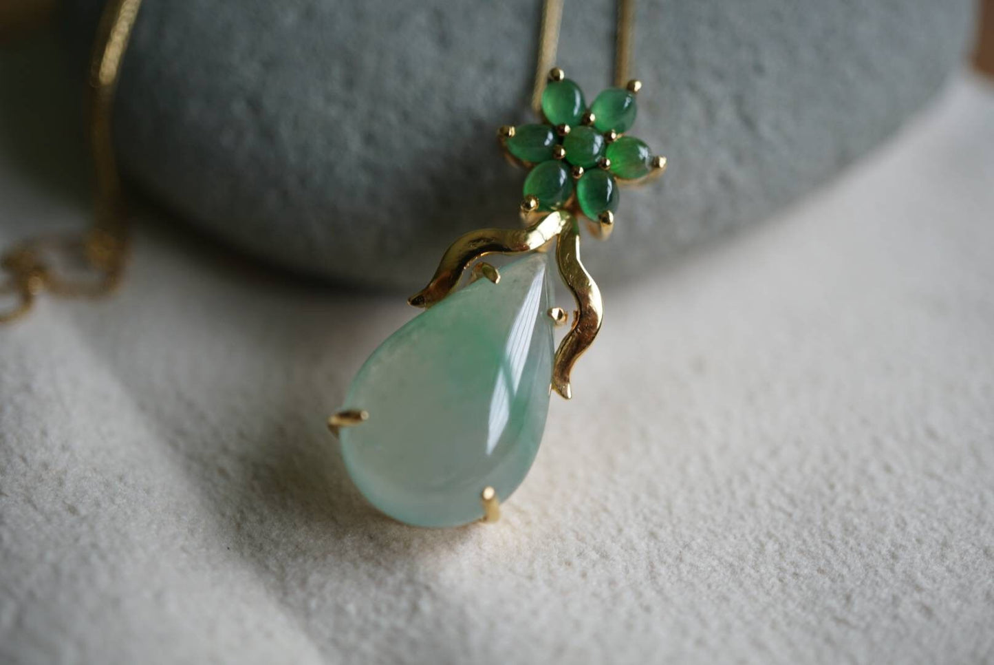 Green Pear Shape Natural Grade-A Burma Jadeite Jade Pendant with 14K Gold